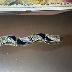Splendid Vtg Sterling Silver Black Onyx and Abalone Iridescent Accents Bracelet